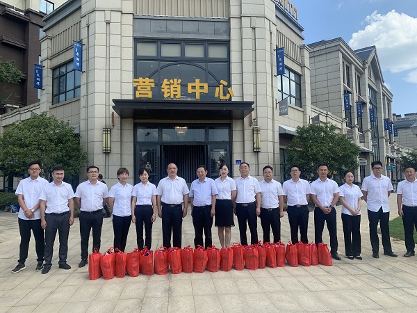 集团工会一行到徽盐地产六安项目发展“送清冷”慰问活动